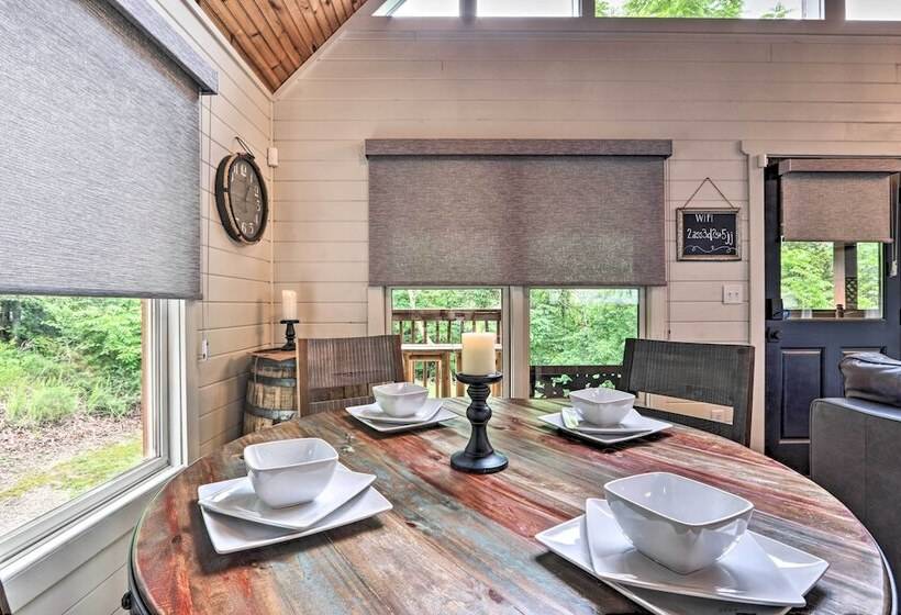 The Moonshine Cabin: Hot Tub, 3 Mi To Dollywood