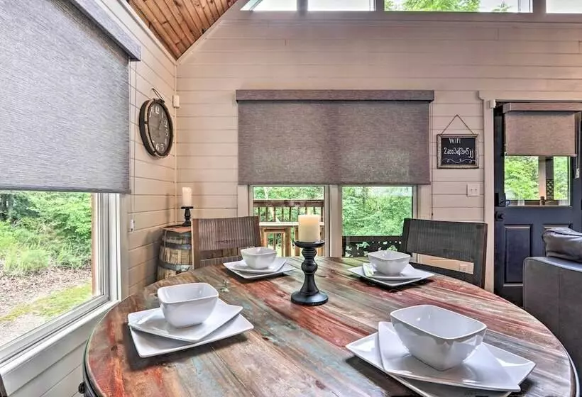 The Moonshine  Cabin: Hot Tub, 3 Mi To Dollywood