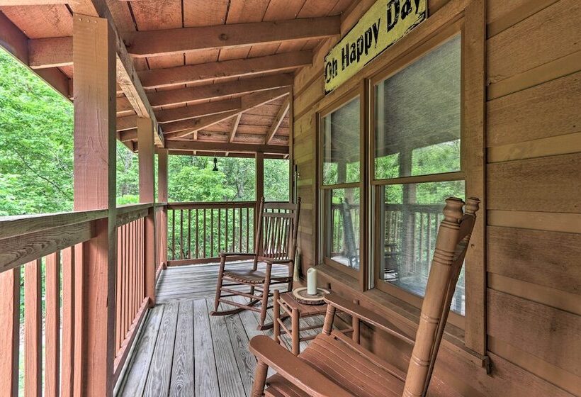 The Moonshine  Cabin: Hot Tub, 3 Mi To Dollywood