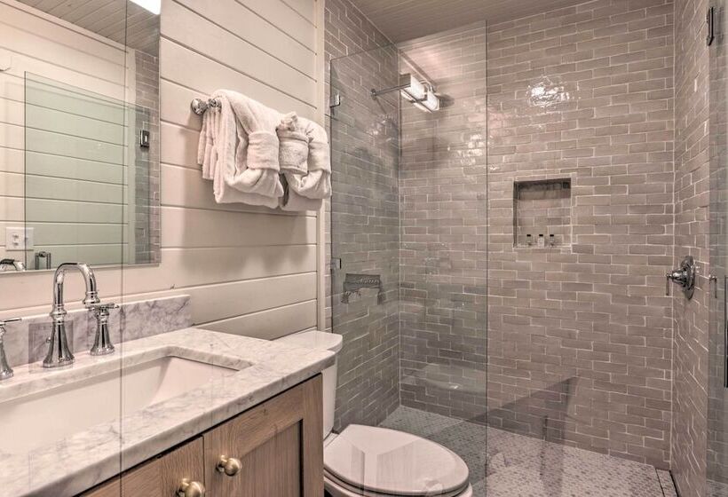 The Moonshine  Cabin: Hot Tub, 3 Mi To Dollywood