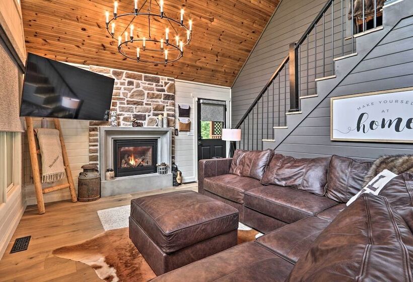 The Moonshine Cabin: Hot Tub, 3 Mi To Dollywood