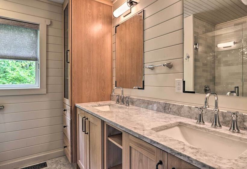 The Moonshine Cabin: Hot Tub, 3 Mi To Dollywood