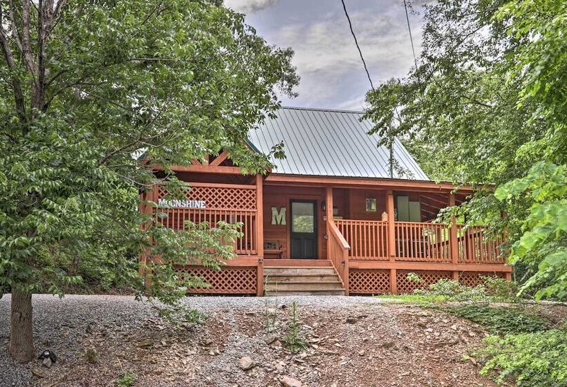 The Moonshine Cabin: Hot Tub, 3 Mi To Dollywood