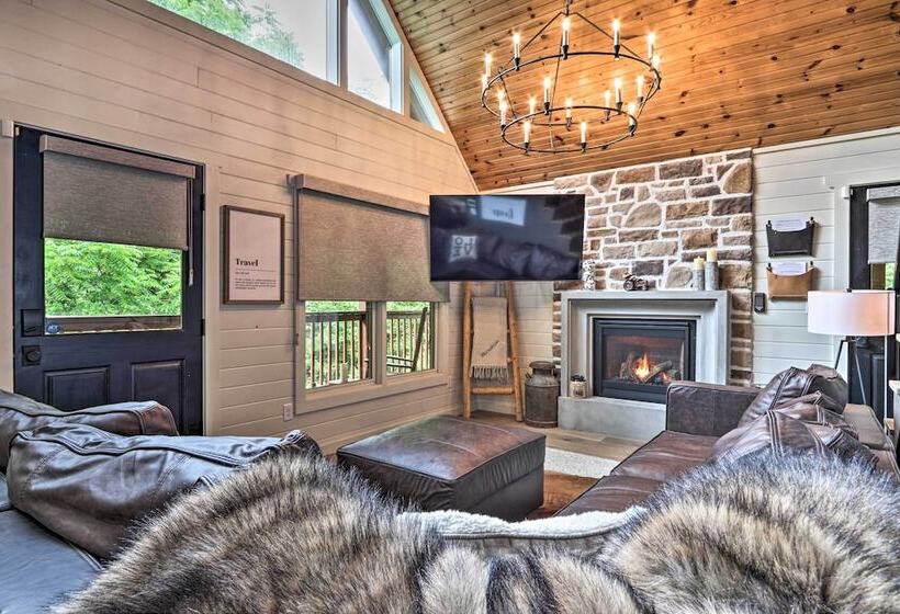 The Moonshine Cabin: Hot Tub, 3 Mi To Dollywood