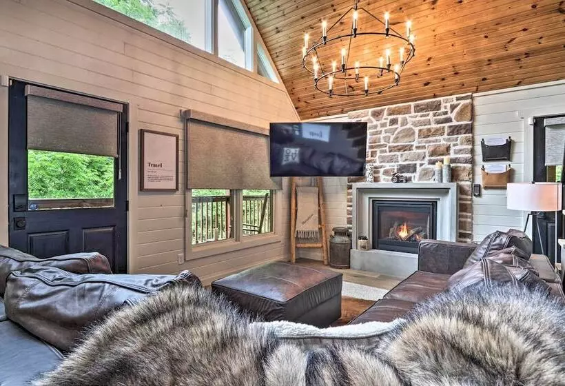 The Moonshine  Cabin: Hot Tub, 3 Mi To Dollywood
