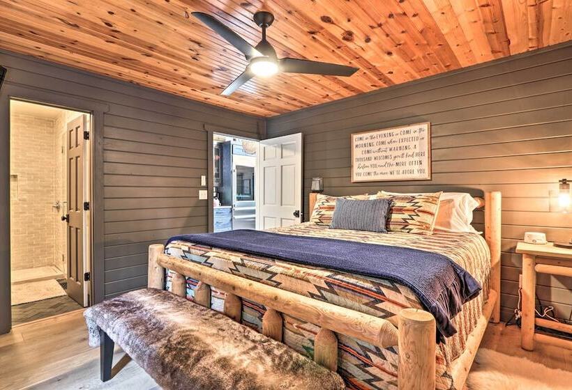 The Moonshine Cabin: Hot Tub, 3 Mi To Dollywood