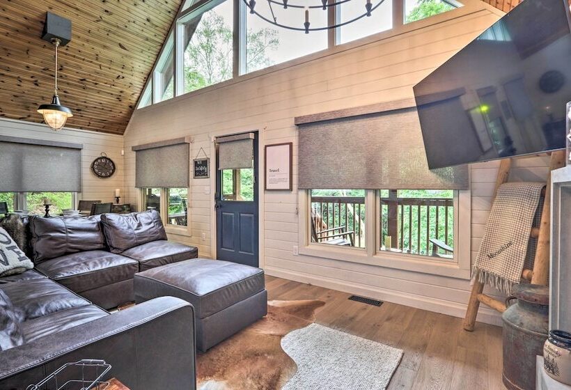 The Moonshine Cabin: Hot Tub, 3 Mi To Dollywood