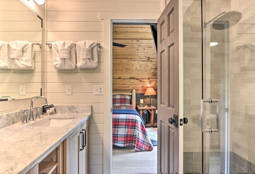 The Moonshine  Cabin: Hot Tub, 3 Mi To Dollywood