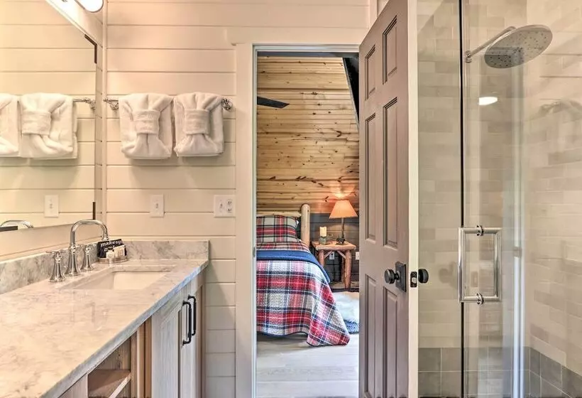 The Moonshine  Cabin: Hot Tub, 3 Mi To Dollywood
