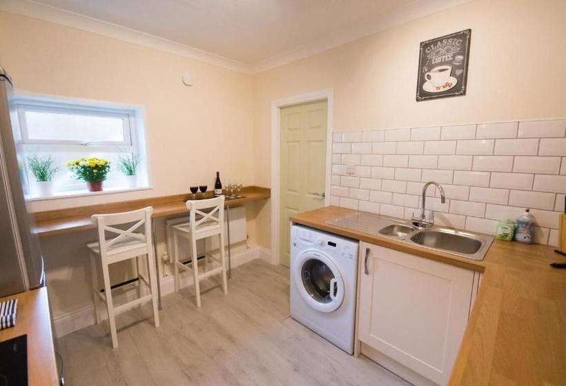 Hampton House   Lovely And Spacious 2 Bedroom Apartment   With Free Parking