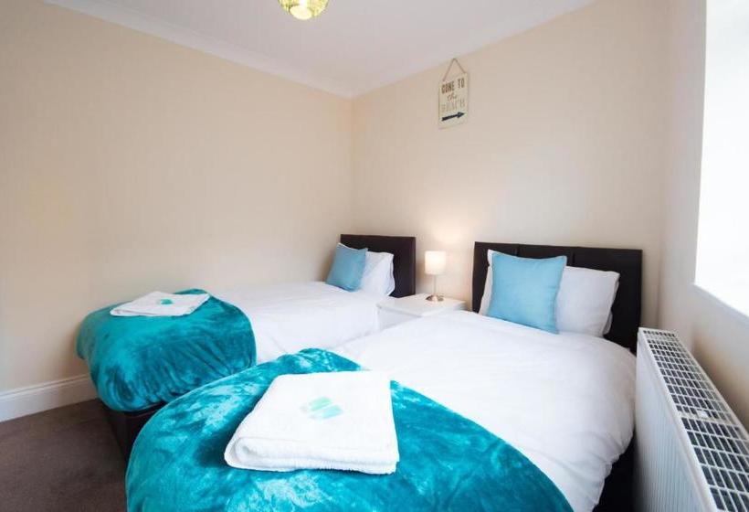 Hampton House   Lovely And Spacious 2 Bedroom Apartment   With Free Parking