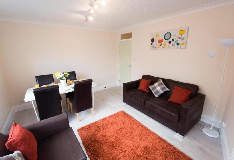 Hampton House   Lovely And Spacious 2 Bedroom Apartment   With Free Parking