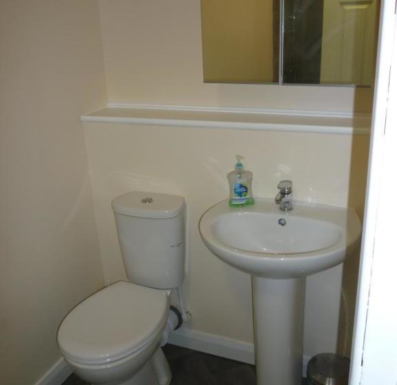 Hampton House   Lovely And Spacious 2 Bedroom Apartment   With Free Parking