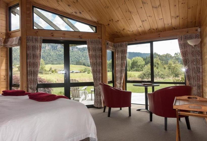 Отель Astelia Lodge