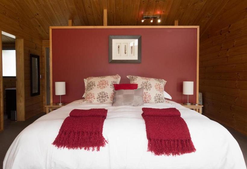 Отель Astelia Lodge