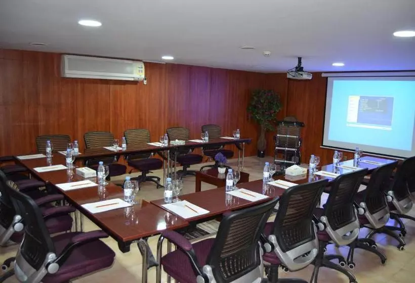 Belle Vue Inn Hotel & Suites