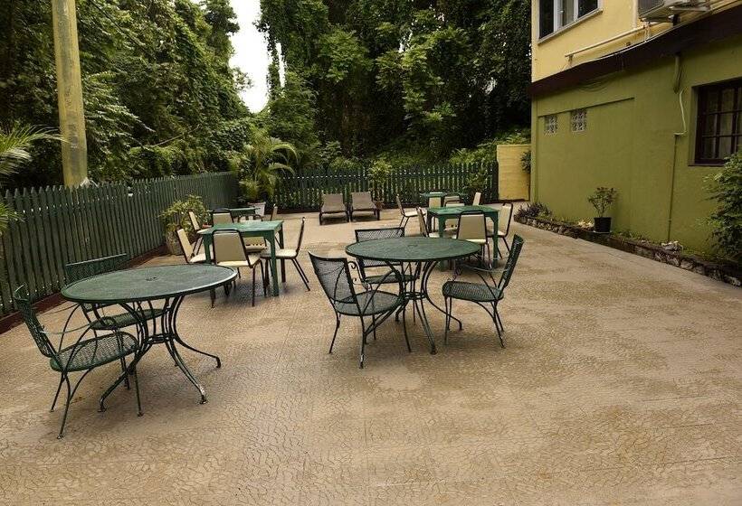 هتل Pineapple Court