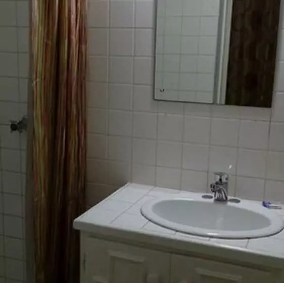 هتل Pineapple Court