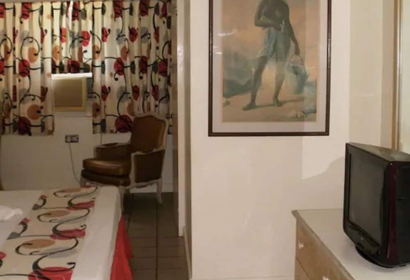 هتل Pineapple Court