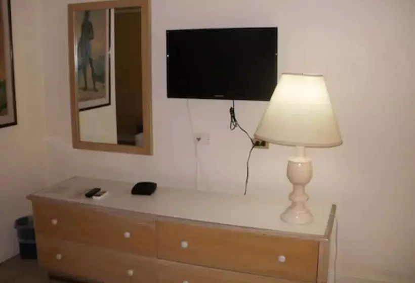 هتل Pineapple Court