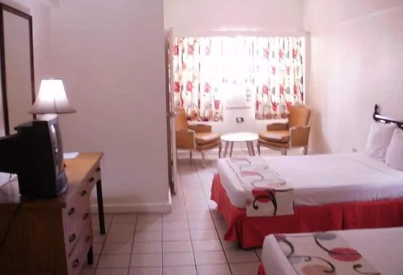 هتل Pineapple Court