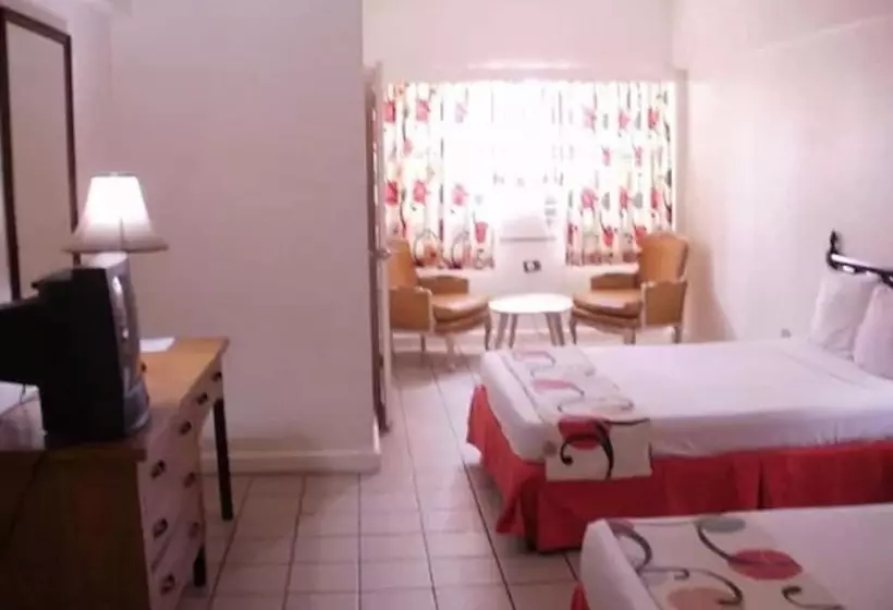 هتل Pineapple Court