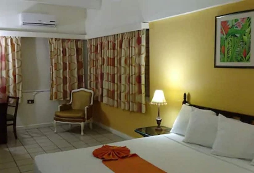 هتل Pineapple Court