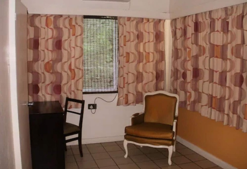 هتل Pineapple Court