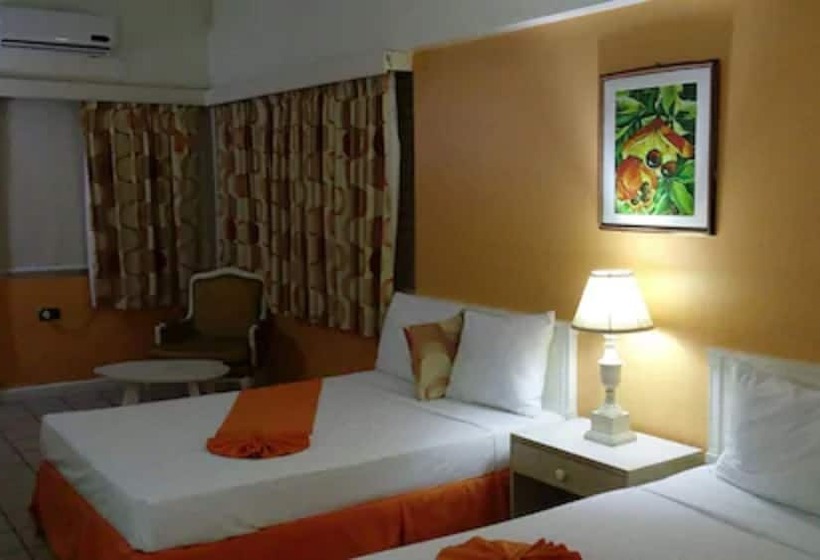 هتل Pineapple Court