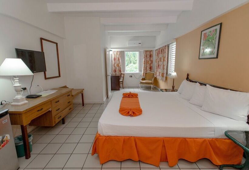 هتل Pineapple Court