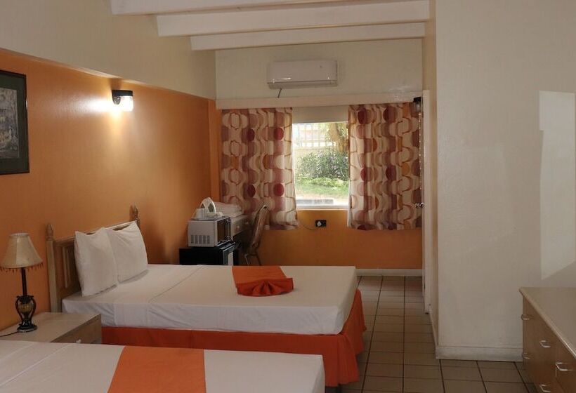 هتل Pineapple Court