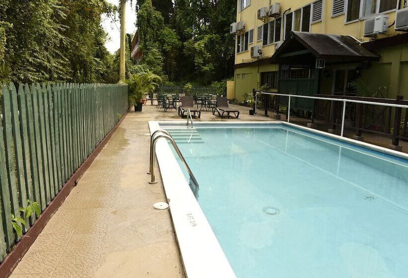 هتل Pineapple Court