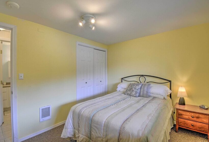 Anderson Island Retreat W/ Lakefront Deck & Canoe!