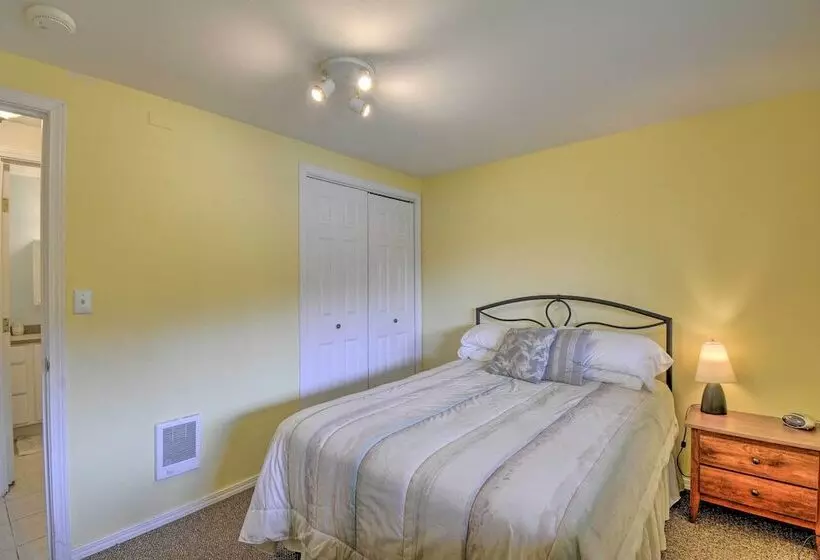 Anderson Island Retreat W/ Lakefront Deck & Canoe!