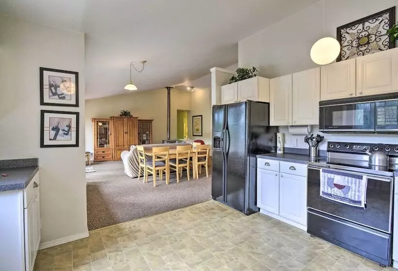 Anderson Island Retreat W/ Lakefront Deck & Canoe!