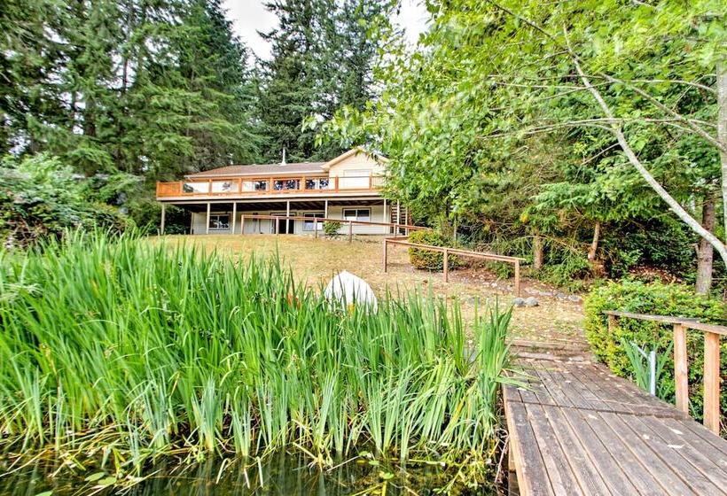 Anderson Island Retreat W/ Lakefront Deck & Canoe!