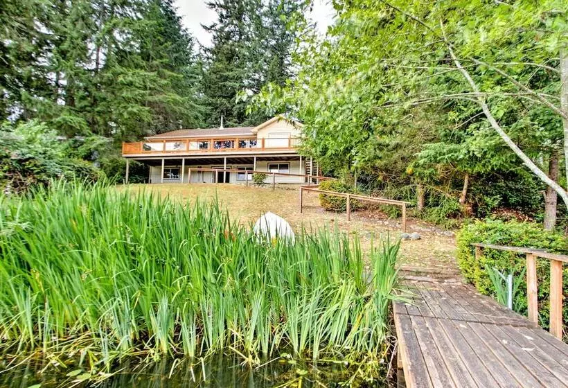 Anderson Island Retreat W/ Lakefront Deck & Canoe!