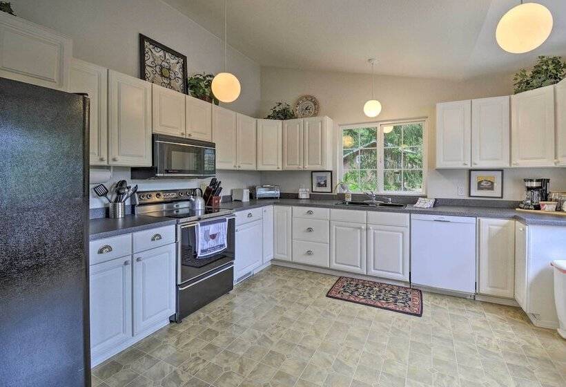 Anderson Island Retreat W/ Lakefront Deck & Canoe!