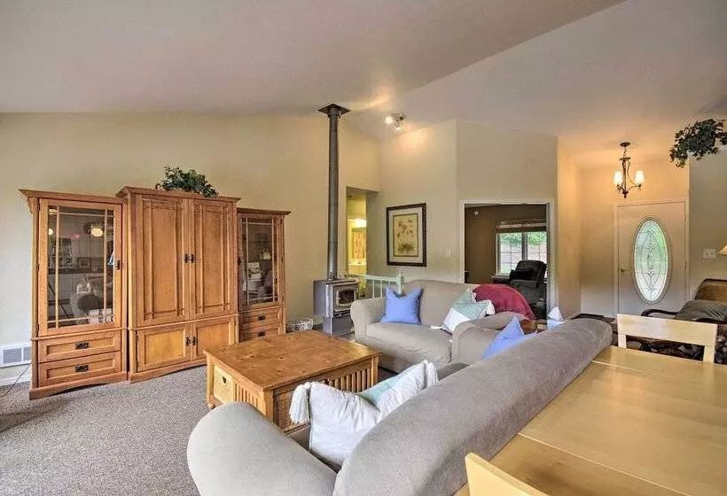 Anderson Island Retreat W/ Lakefront Deck & Canoe!