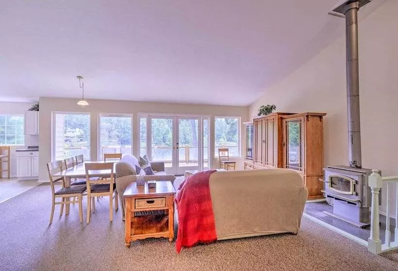 Anderson Island Retreat W/ Lakefront Deck & Canoe!