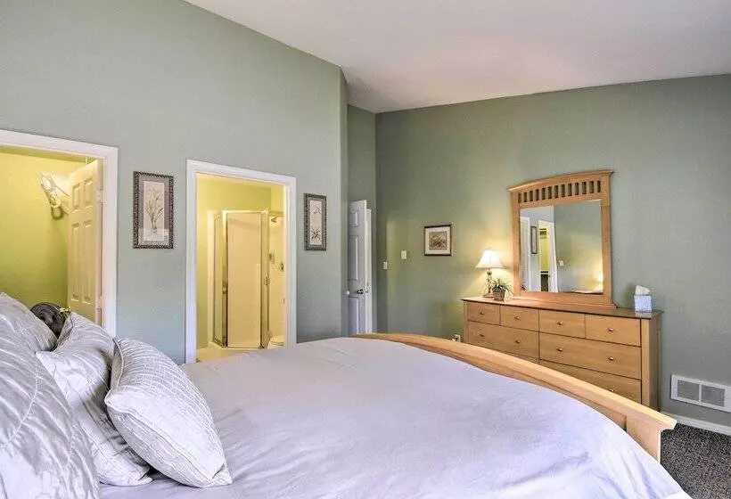 Anderson Island Retreat W/ Lakefront Deck & Canoe!