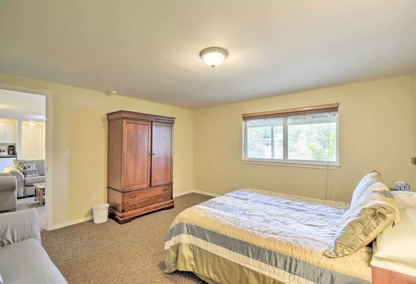 Anderson Island Retreat W/ Lakefront Deck & Canoe!