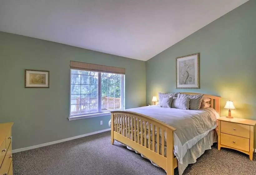 Anderson Island Retreat W/ Lakefront Deck & Canoe!