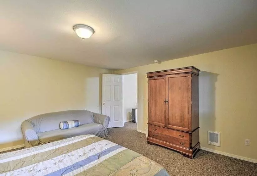 Anderson Island Retreat W/ Lakefront Deck & Canoe!