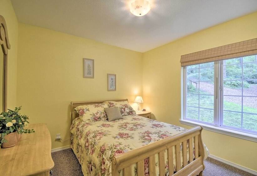 Anderson Island Retreat W/ Lakefront Deck & Canoe!