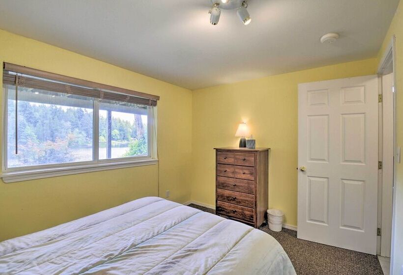 Anderson Island Retreat W/ Lakefront Deck & Canoe!