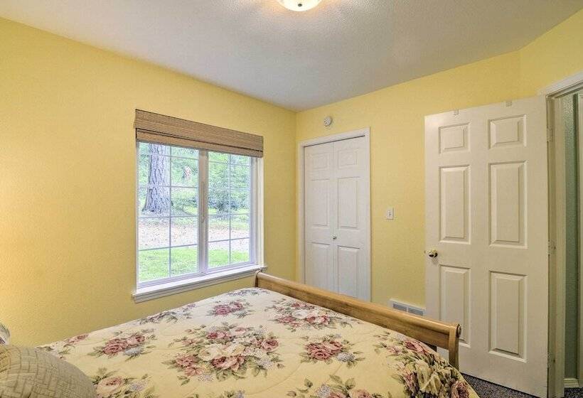 Anderson Island Retreat W/ Lakefront Deck & Canoe!