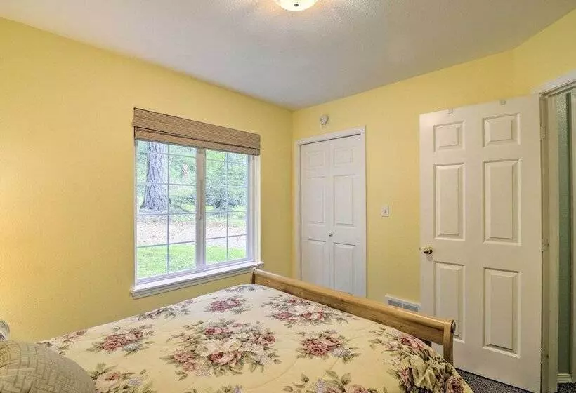 Anderson Island Retreat W/ Lakefront Deck & Canoe!