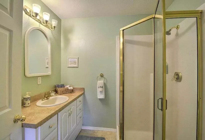 Anderson Island Retreat W/ Lakefront Deck & Canoe!