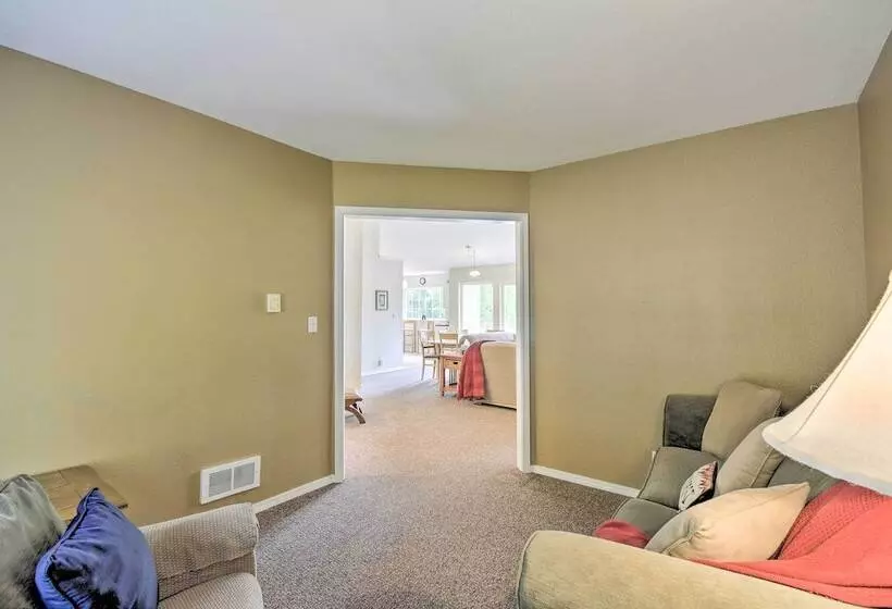 Anderson Island Retreat W/ Lakefront Deck & Canoe!